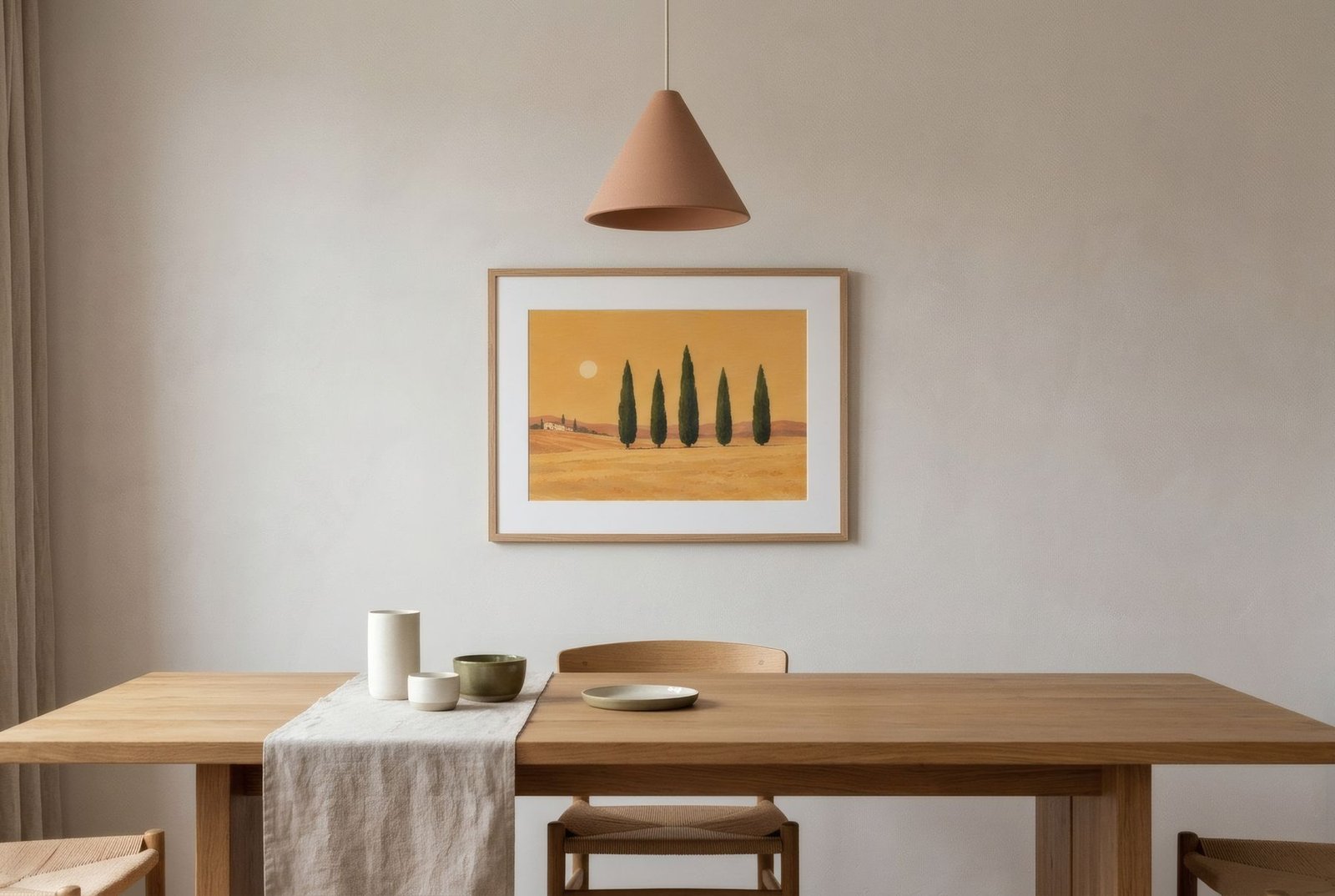 Comedor moderno con mesa de madera maciza y lámpara colgante; una lámina centrada en el eje de la lámpara al fondo